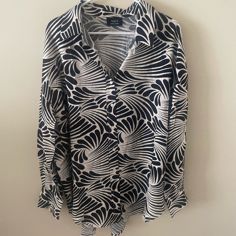 NWT VICI Black and White Patterned Blouse-XL